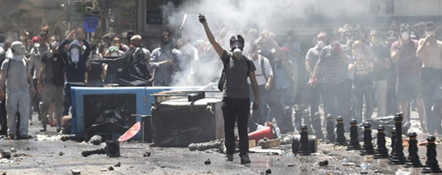 Dit Doen Turkse Demonstranten Met Traangas