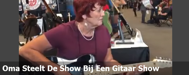 Oma Steelt De Show Bij Een Gitaar Show