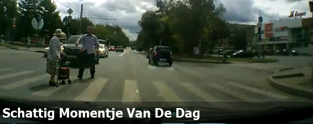 Schattig Momentje Van De Dag; automobilist helpt oma met oversteken