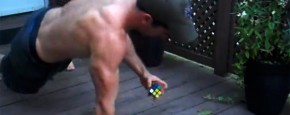 Opdrukken En Rubik's Cube Oplossen Tegelijk