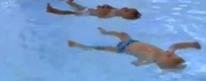 Baby Tweeling Kan Al Zwemmen