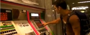 Er Zit Een Mannetje In De Kaartjesautomaat