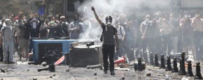 Dit Doen Turkse Demonstranten Met Traangas