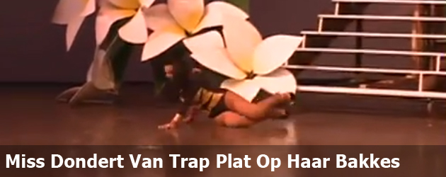 Miss Dondert Van Trap Plat Op Haar Bakkes
