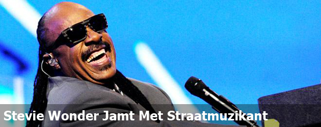 Stevie Wonder Jamt Met Straatmuzikant