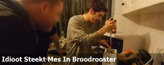 Idioot Steekt Mes In Broodrooster