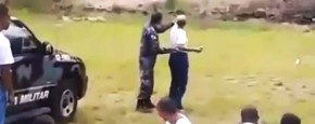 Vrouw Gooit Granaat Tijdens Politie Training