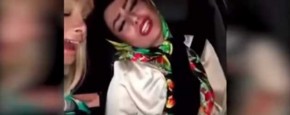 Meisjes Crashen Tijdens Karaoke Selfie