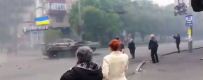 Oekraïense Tank: Fuck De Roadblock!