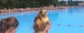 Indrukwekkende Minuut Stilte Bij Zwembad