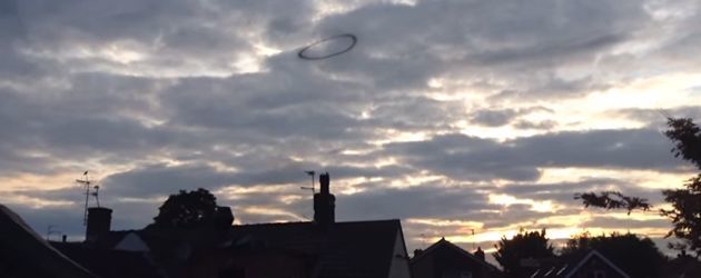 PrutsFM.nl Een mysterieuze ring vloog dit weekend over het Engelse Nottingham. Is het een UFO? Is het een rookring? Of toch een demonische portaal naar de brandende poorten van de hel?