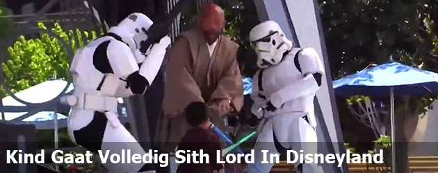 Star Wars Kind Gaat Volledig Sith Lord In Disneyland