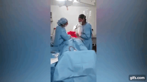Bizarre video laat dansende chirurg zien tijdens een operatie