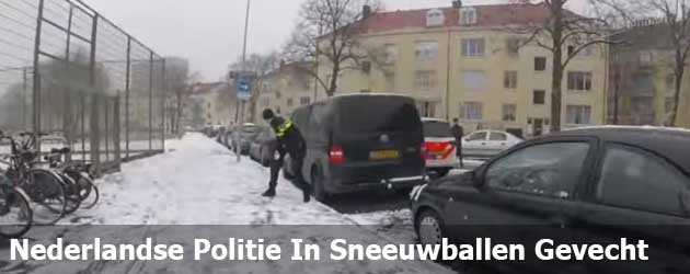 Nederlandse politie doet mee aan een sneeuwballen gevecht