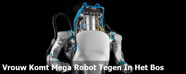 Vrouw Komt Mega Robot Tegen In Het Bos