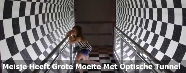 Meisje Heeft Grote Moeite Met Optische Tunnel