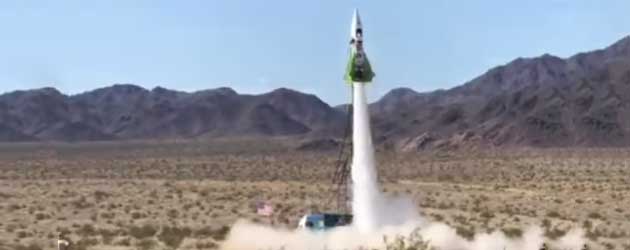 Man Schiet De Lucht In Met Homemade Raket